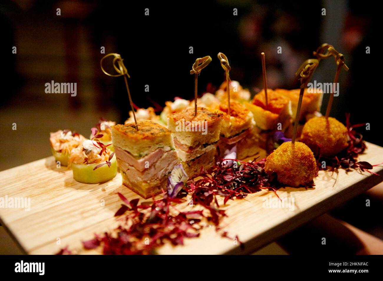 tartine e stuzzichini serviti in occasione di un evento aziendale nel regno unito Foto Stock