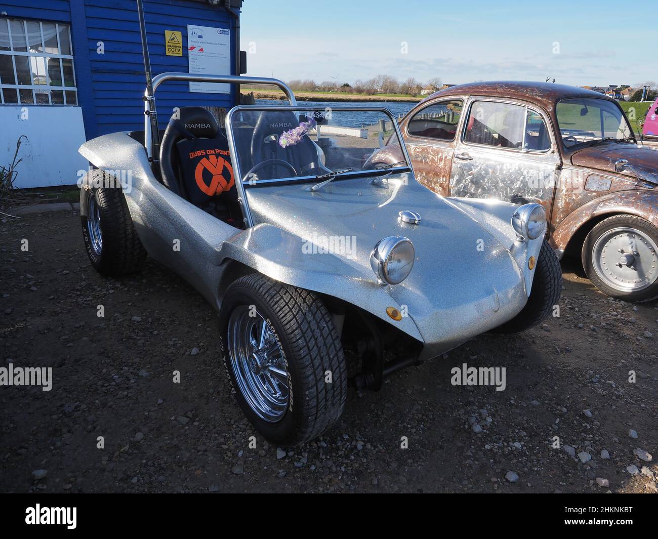 Sheerness, Kent, Regno Unito. 5th Feb 2022. Un incontro tra i classici proprietari di VW Beetle & Campervan al Barton's Point cafe di Sheerness, Kent questa mattina (organizzato dal gruppo 'ubs on Point') in una giornata soleggiata ma fresca. Credit: James Bell/Alamy Live News Foto Stock