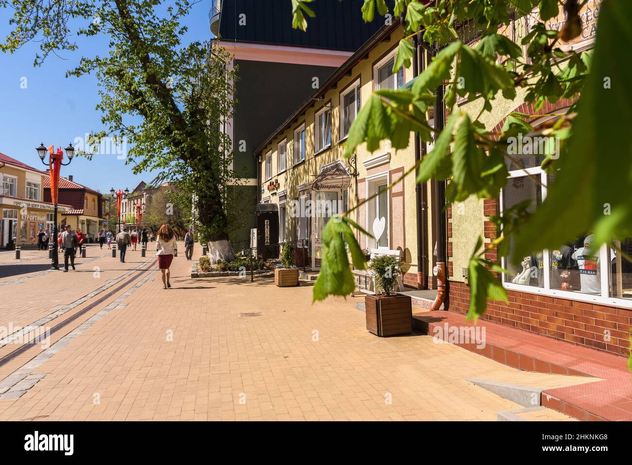 Zelenogradsk, Russia - 11 maggio 2021: Vista dei negozi esterni e passeggiate persone nella soleggiata primavera giorno Foto Stock