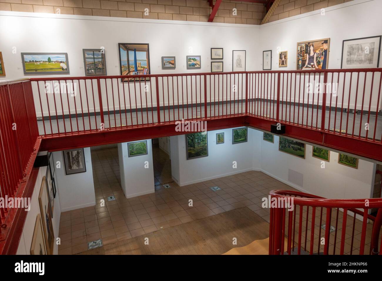 Vista generale della galleria di dipinti (Tony Codd Exhibition) all'interno del Grimsby Fishing Heritage Centre, Grimsby, Regno Unito. Foto Stock