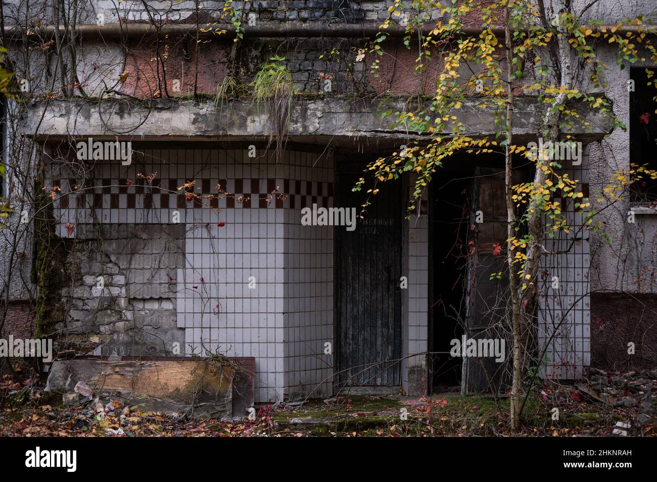 Edifici e manufatti abbandonati si trovano in vari stati di decomposizione a Pripyat, Ucraina anni dopo il disastro nucleare di Chernobyl. Foto Stock