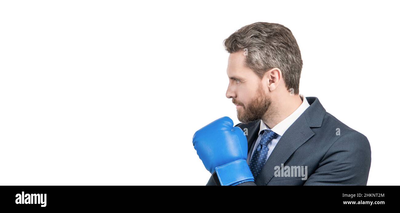 Non smettere mai di combattere. Uomo d'affari in posizione di pugilato. Uomo professionale in guanti da boxe Foto Stock