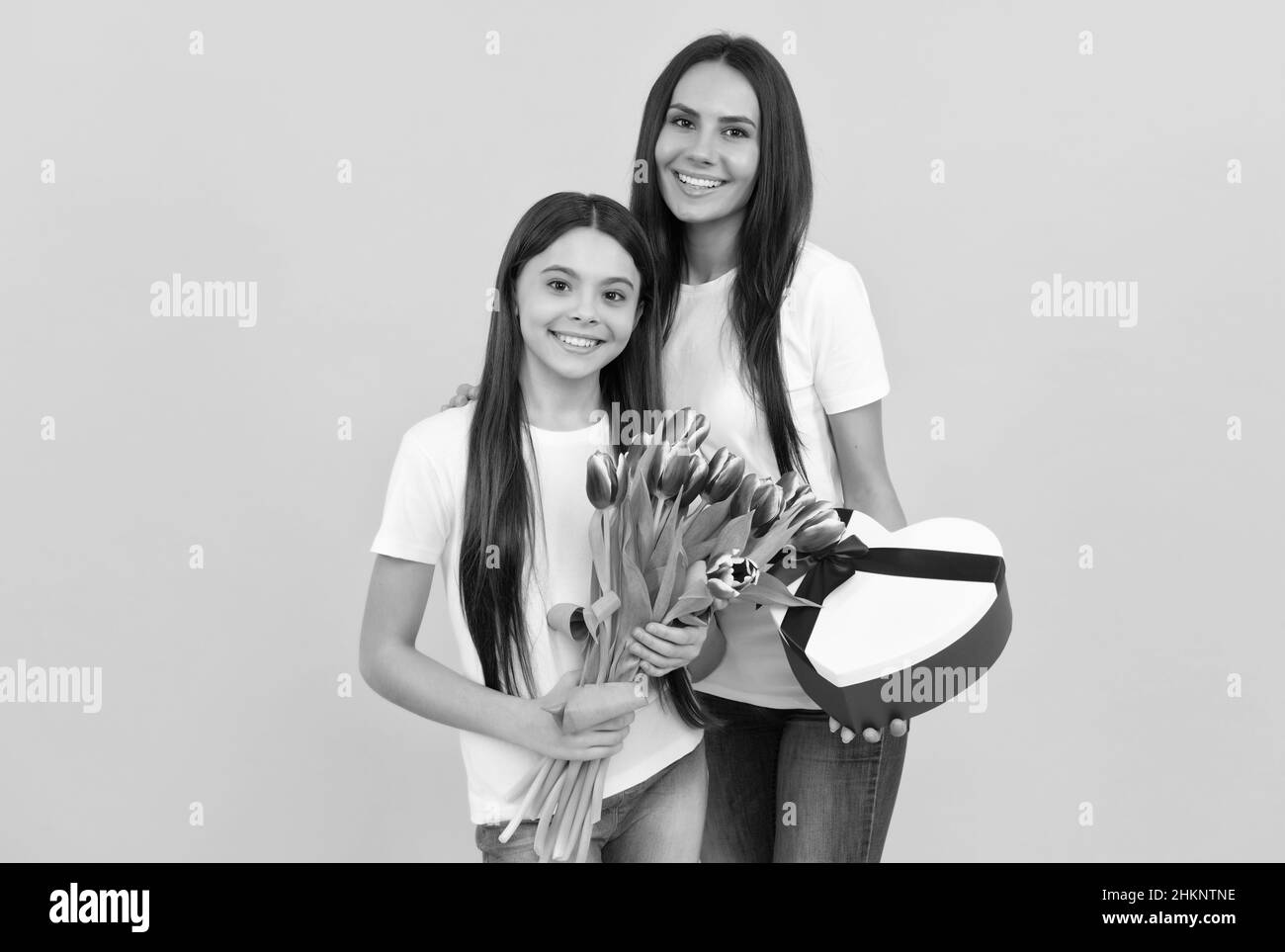 buon giorno per le mamme e le donne. regalo di fiori primaverili. infanzia e maternità. Foto Stock