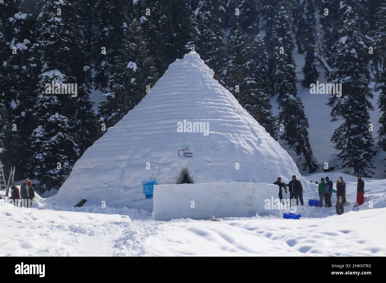 Srinagar, India. 05th Feb 2022. Una vista esterna del piu' grande cafe' Igloo in Asia nella famosa localita' sciistica di gulmarg. L'Igloo Cafe e' alto circa 37,5 piedi e rotondo 45 piedi e puo' ospitare quindici tavoli e circa 60 ospiti. L'Igloo Cafe offre tavoli fatti di ghiaccio e neve, con piatti caldi serviti ai visitatori. (Foto di Sajad Hameed/Pacific Press) Credit: Pacific Press Media Production Corp./Alamy Live News Foto Stock