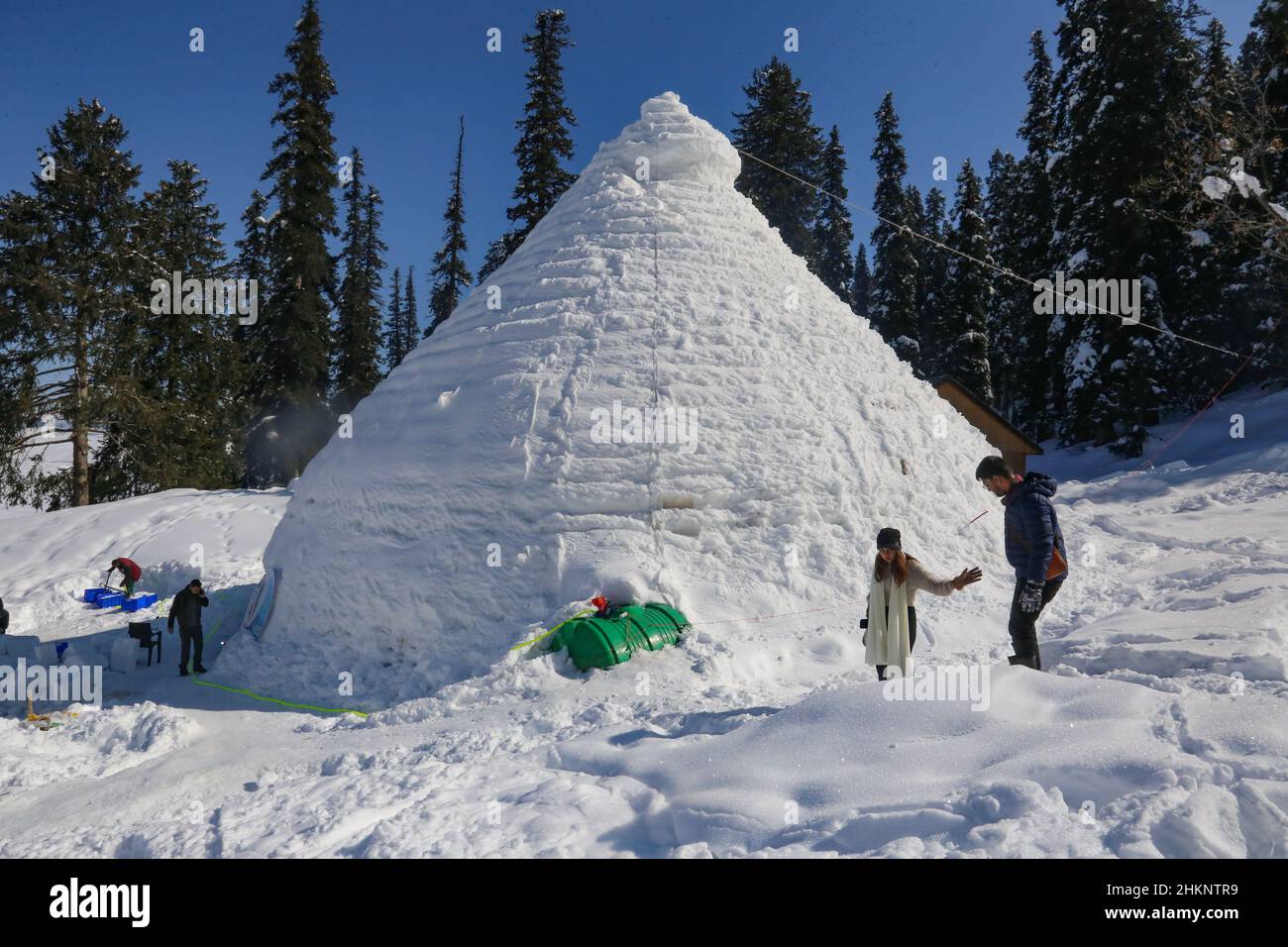 Srinagar, India. 05th Feb 2022. Una vista esterna del piu' grande cafe' Igloo in Asia nella famosa localita' sciistica di gulmarg. L'Igloo Cafe e' alto circa 37,5 piedi e rotondo 45 piedi e puo' ospitare quindici tavoli e circa 60 ospiti. L'Igloo Cafe offre tavoli fatti di ghiaccio e neve, con piatti caldi serviti ai visitatori. (Foto di Sajad Hameed/Pacific Press) Credit: Pacific Press Media Production Corp./Alamy Live News Foto Stock