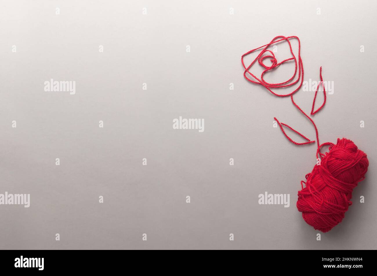 Rosa rossa a forma di palla di filo di lana Foto Stock
