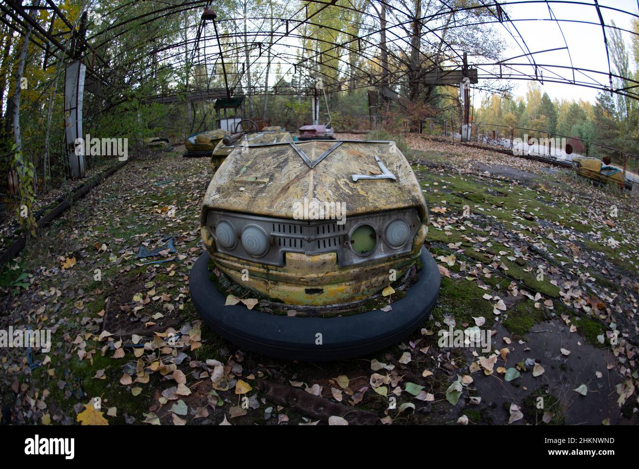 Il famigerato parco divertimenti (auto paraurti e ruota di ferro) a Pripyat, Ucraina, si trova deserta anni dopo il disastro di Chernobyl. Foto Stock