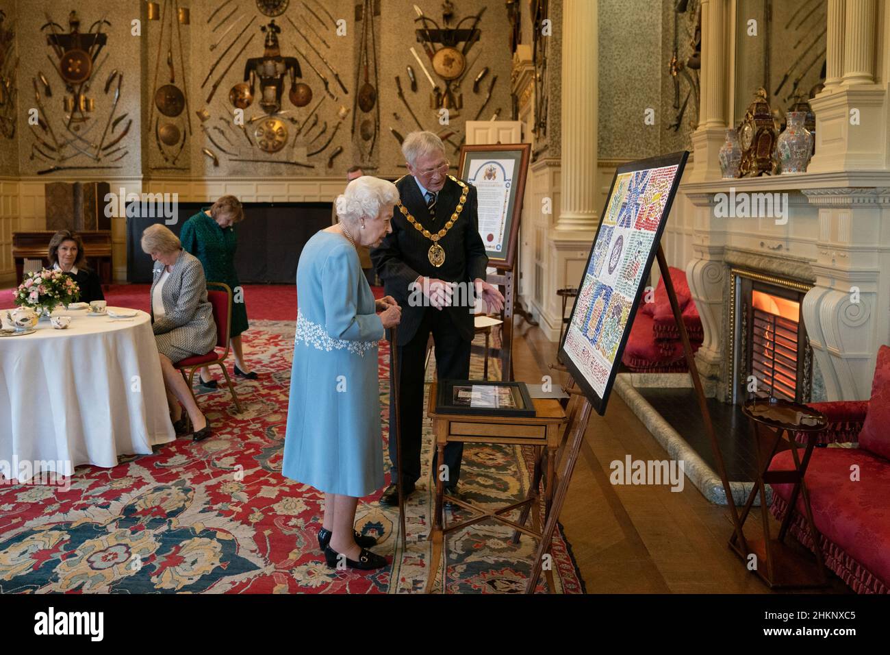 Regina Elisabetta II durante un ricevimento nella Sala da ballo della Casa di Sandringham, che è la residenza della Regina Norfolk, con rappresentanti di gruppi locali per celebrare l'inizio del Giubileo del platino. Data foto: Sabato 5 febbraio 2022. Foto Stock