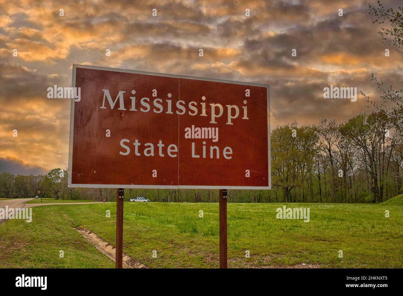 Segno del Mississippi State riga vicino la stateline di Alabama, STATI UNITI D'AMERICA Foto Stock