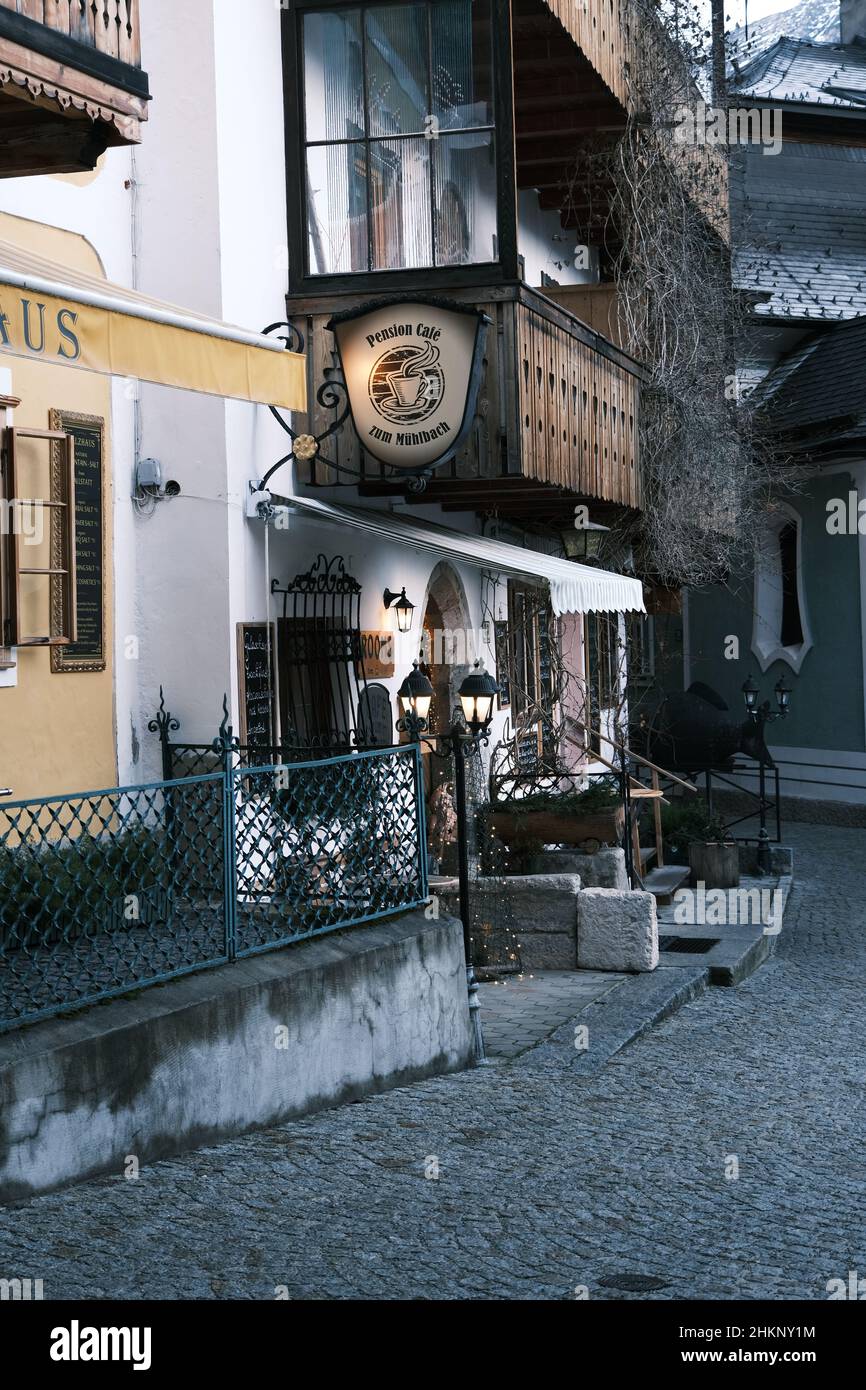 Tranquilla stradina acciottolata con una locanda tradizionale e un ristorante ad Hallstatt, Austria. Foto Stock