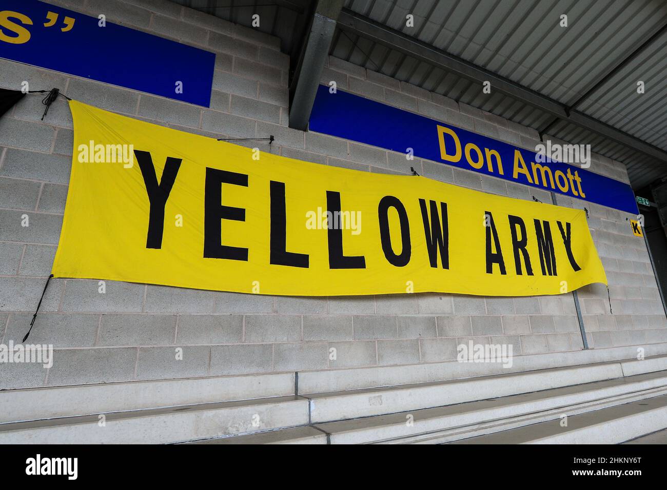 Bandiera ‘Yellow Army’ all’interno dello Stadio Pirelli prima della partita Foto Stock