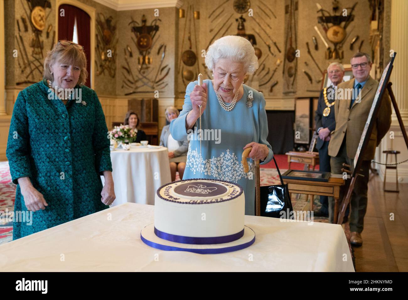 La Regina Elisabetta II taglia una torta per celebrare l'inizio del Giubileo del platino durante un ricevimento nella Sala da ballo di Sandringham House, che è la residenza della Regina Norfolk. Data foto: Sabato 5 febbraio 2022. Foto Stock