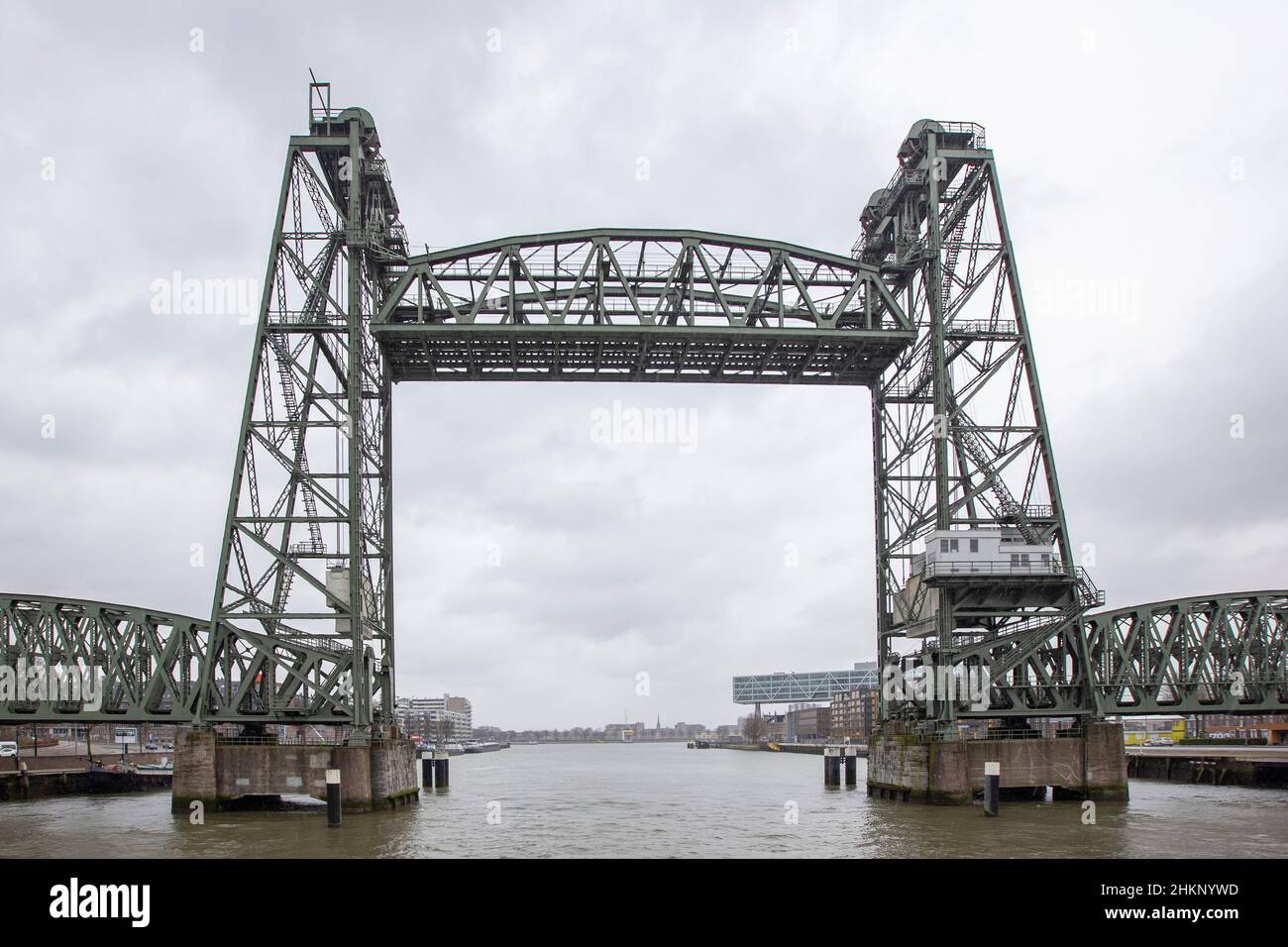 Rotterdam, Paesi Bassi. 04th Feb 2022. Vista di Koningshavenbrug De Hef, un ponte di sollevamento ferroviario a Rotterdam. Lo storico ponte di Rotterdam De Hef sarà temporaneamente smantellato per consentire il passaggio del superyacht dell'imprenditore Jeff Bezos, fondatore di Amazon. La società storica della città è in rivolta. Credit: SOPA Images Limited/Alamy Live News Foto Stock