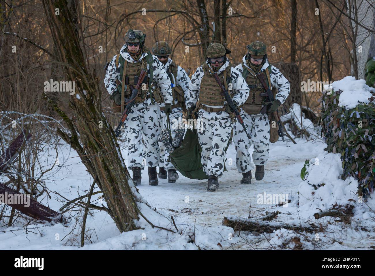 4 febbraio 2022, Chernobyl, Ucraina: I soldati della Guardia Nazionale di Ucraina esercitarono esercitazioni militari vicino a Chernobyl, Ucraina. I preparativi proseguono in Ucraina mentre le forze militari russe si mobilitano al confine ucraino. (Credit Image: © Michaal Nigro/Pacific Press via ZUMA Press Wire) Foto Stock