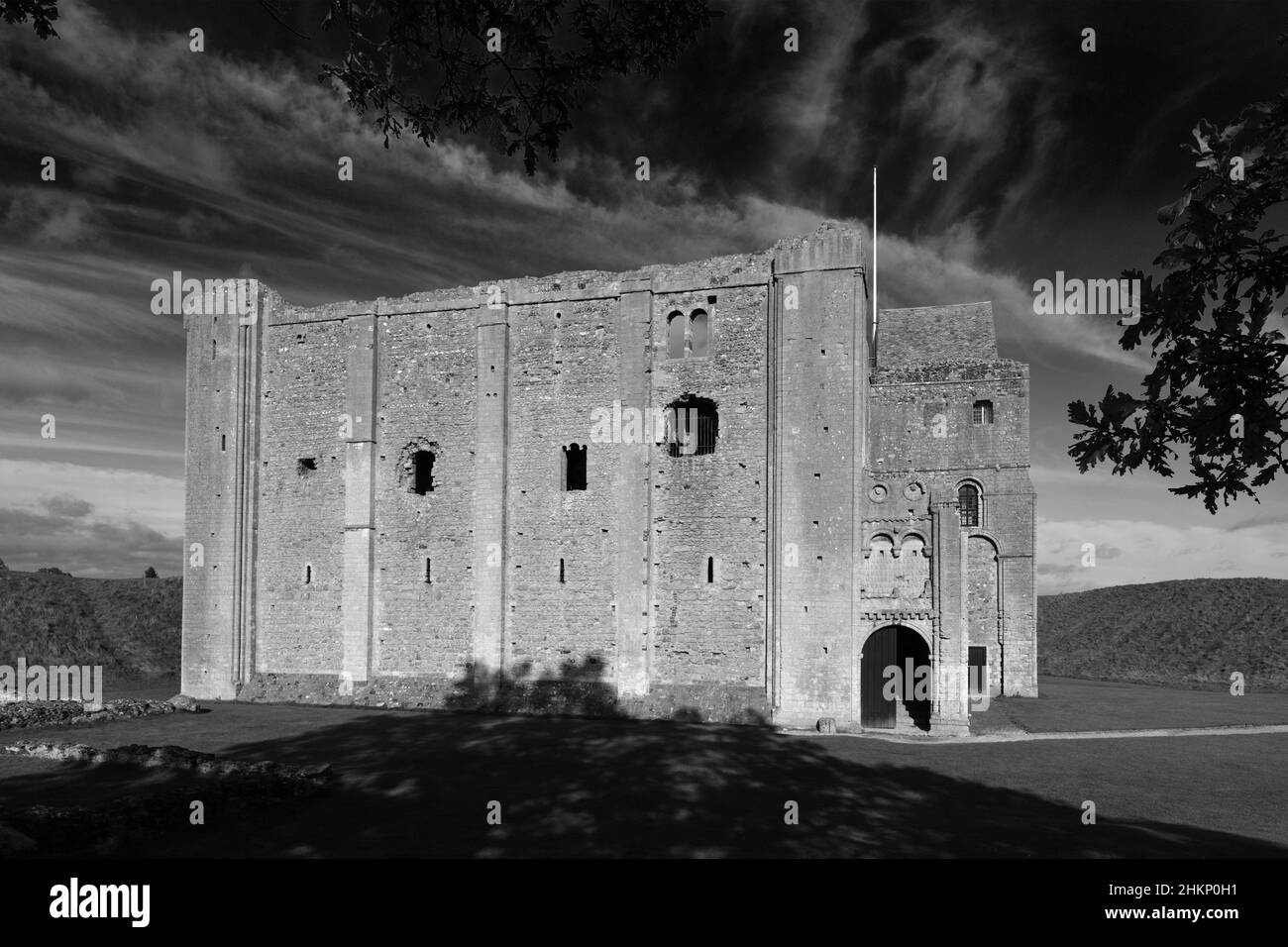 Vista estiva delle rovine di Castle Rising Castle, Castle Rising village, North Norfolk, Inghilterra, Regno Unito Foto Stock