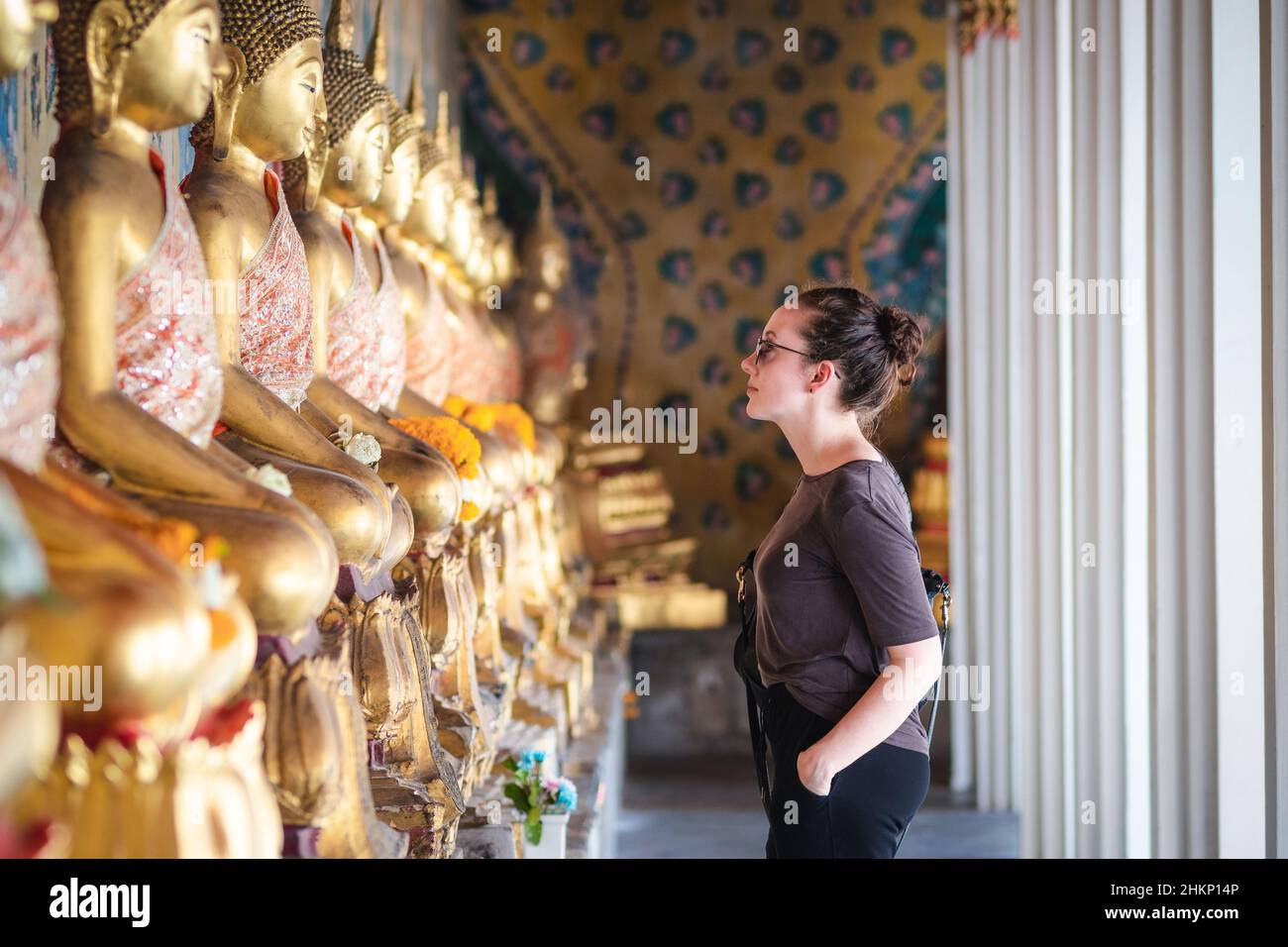 Donna turistica caucasica in visita all'antico tempio buddista di Bangkok, Thailandia. Foto Stock