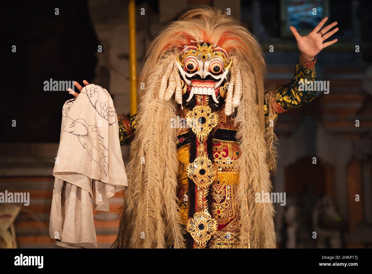 La regina del demone mitologico balinese Rangda durante la cerimonia di ballo rituale di Barong al tempio pura Saraswati a Ubud, Bali, Indonesia. Foto Stock