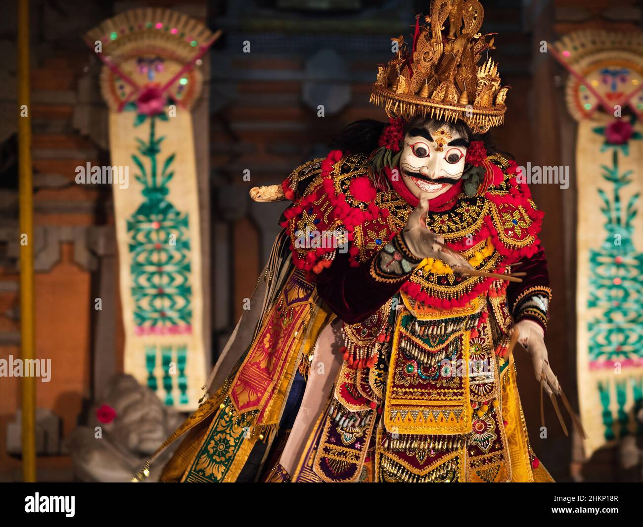 Spettacolo balinese di danza con maschera Topeng e cerimonia rituale al tempio pura Saraswati a Ubud, Bali, Indonesia. Foto Stock