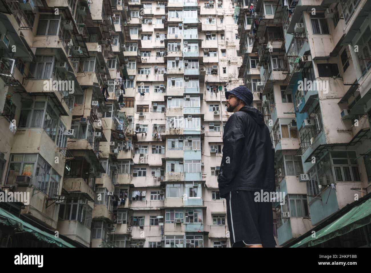 Il viaggiatore esplora il paesaggio urbano di Hong Kong, Cina, una delle città più densamente popolate del mondo. Foto Stock