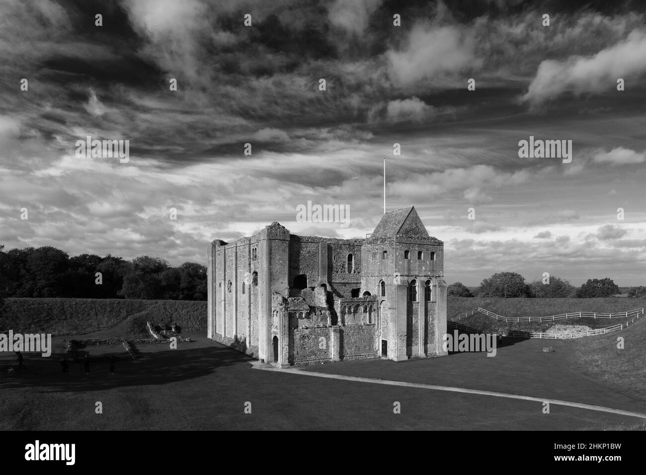 Vista estiva delle rovine di Castle Rising Castle, Castle Rising village, North Norfolk, Inghilterra, Regno Unito Foto Stock