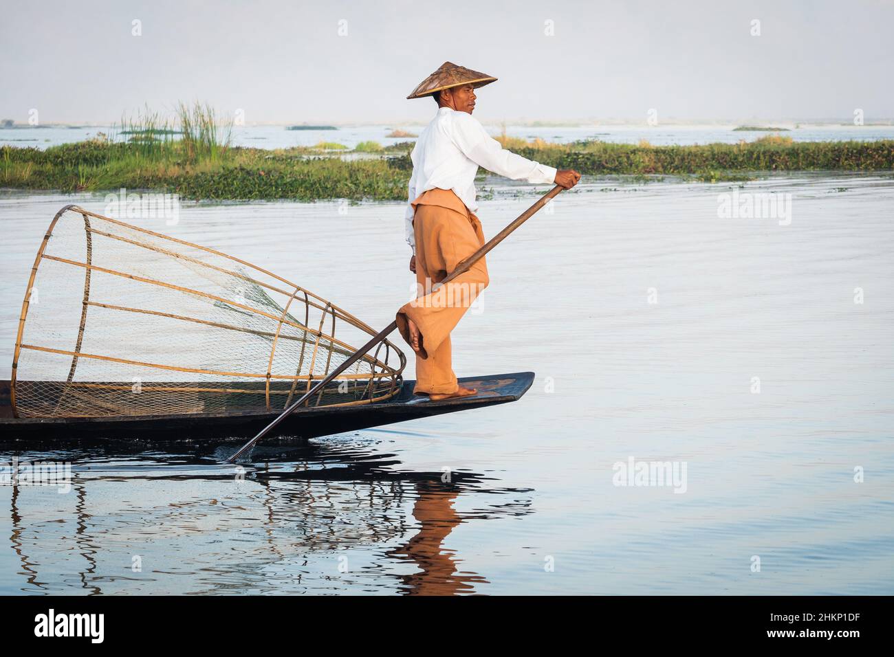 Gambale di pescatori Intha in stile tradizionale sul lago Inle, Stato Shan, Myanmar (Birmania). Foto Stock