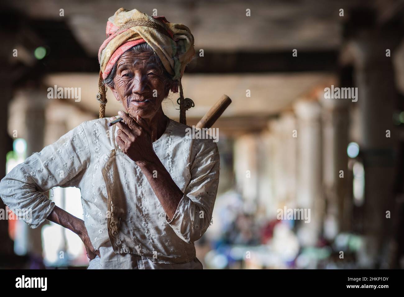 Vecchia signora birmana che fuma un sigaro al tradizionale mercato dell'artigianato nel villaggio di Indein, Stato di Shan, Myanmar (Birmania). Foto Stock