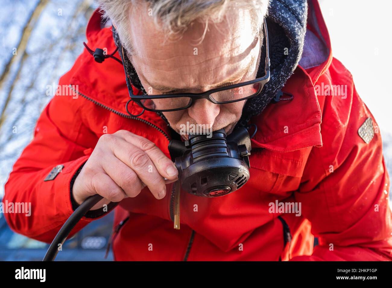 Hemmoor, Germania. 05th Feb 2022. Il subacqueo Thomas Manke si prepara per la sua immersione nel lago di gesso. Credit: Mohssen Assanimoghaddam/dpa/Alamy Live News Foto Stock