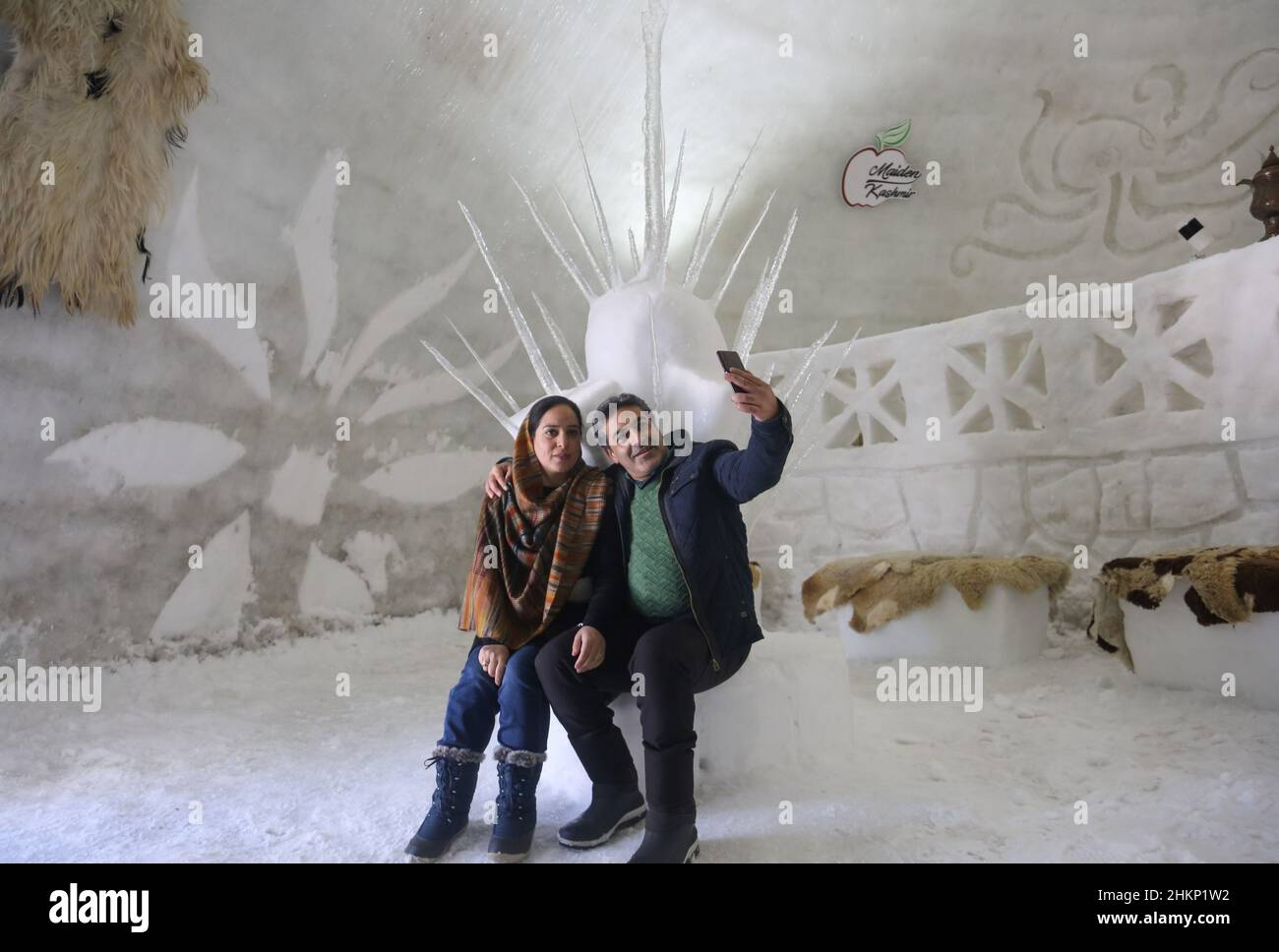 Kashmir, India. 05th Feb 2022. 5 febbraio 2022, Srinagar, Jammu e Kashmir, India: Una coppia prende selfie all'interno del più grande Igloo Cafe asiatico fatto di neve a Gulmarg. L'Igloo Cafe e' alto circa 37,5 piedi e rotondo 45 piedi e puo' ospitare quindici tavoli e circa 60 ospiti. L'Igloo Cafe offre tavoli fatti di ghiaccio e neve, con piatti caldi serviti ai visitatori. (Credit Image: © Sajad Hameed/Pacific Press via ZUMA Press Wire) Credit: ZUMA Press, Inc./Alamy Live News Foto Stock