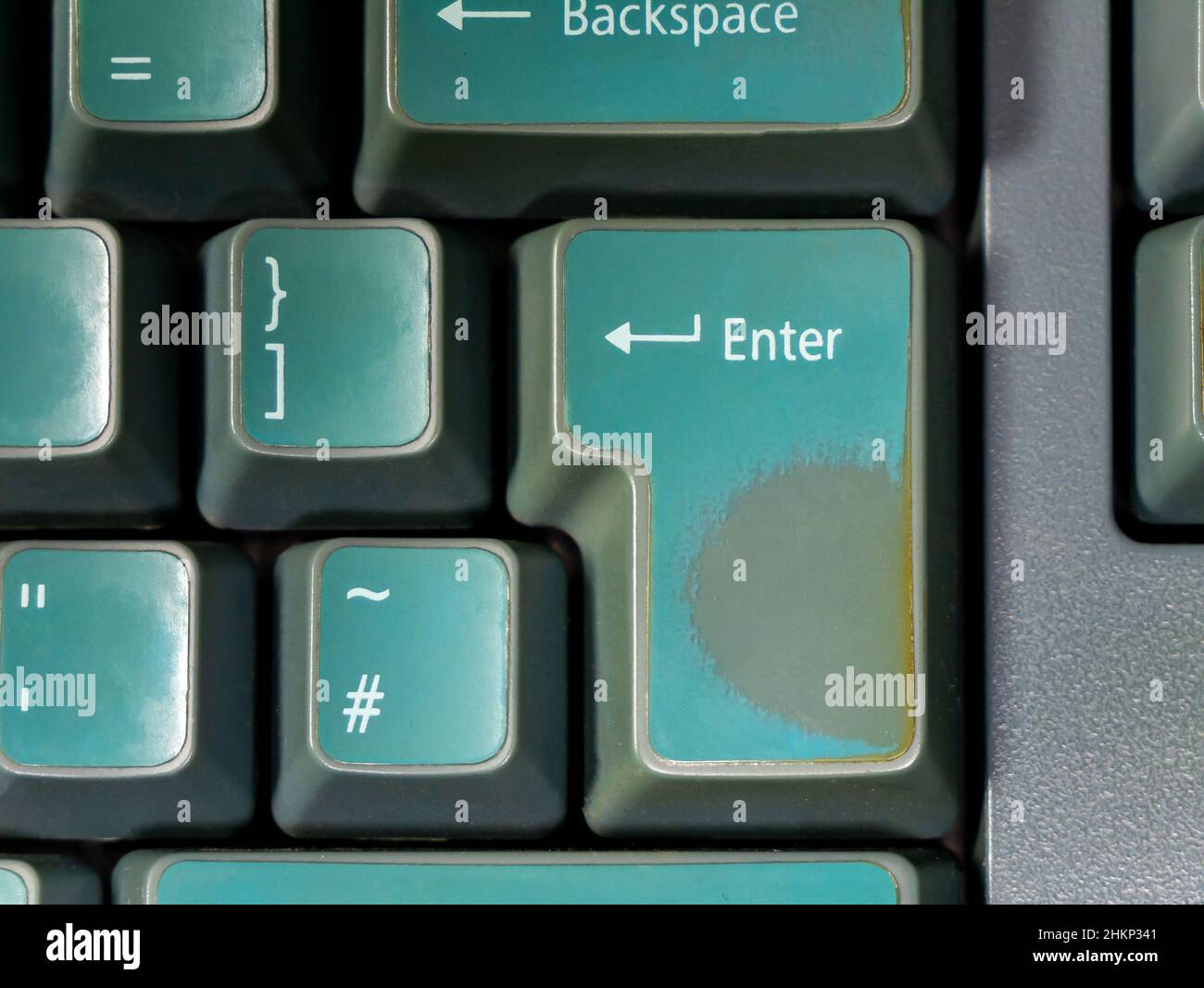 Semplice tasto di invio sbiadito sulla tastiera di un vecchio PC desktop, vista dall'alto, dall'alto, dettaglio, primo piano, segni delle dita. Accettazione, conferma, invio Foto Stock
