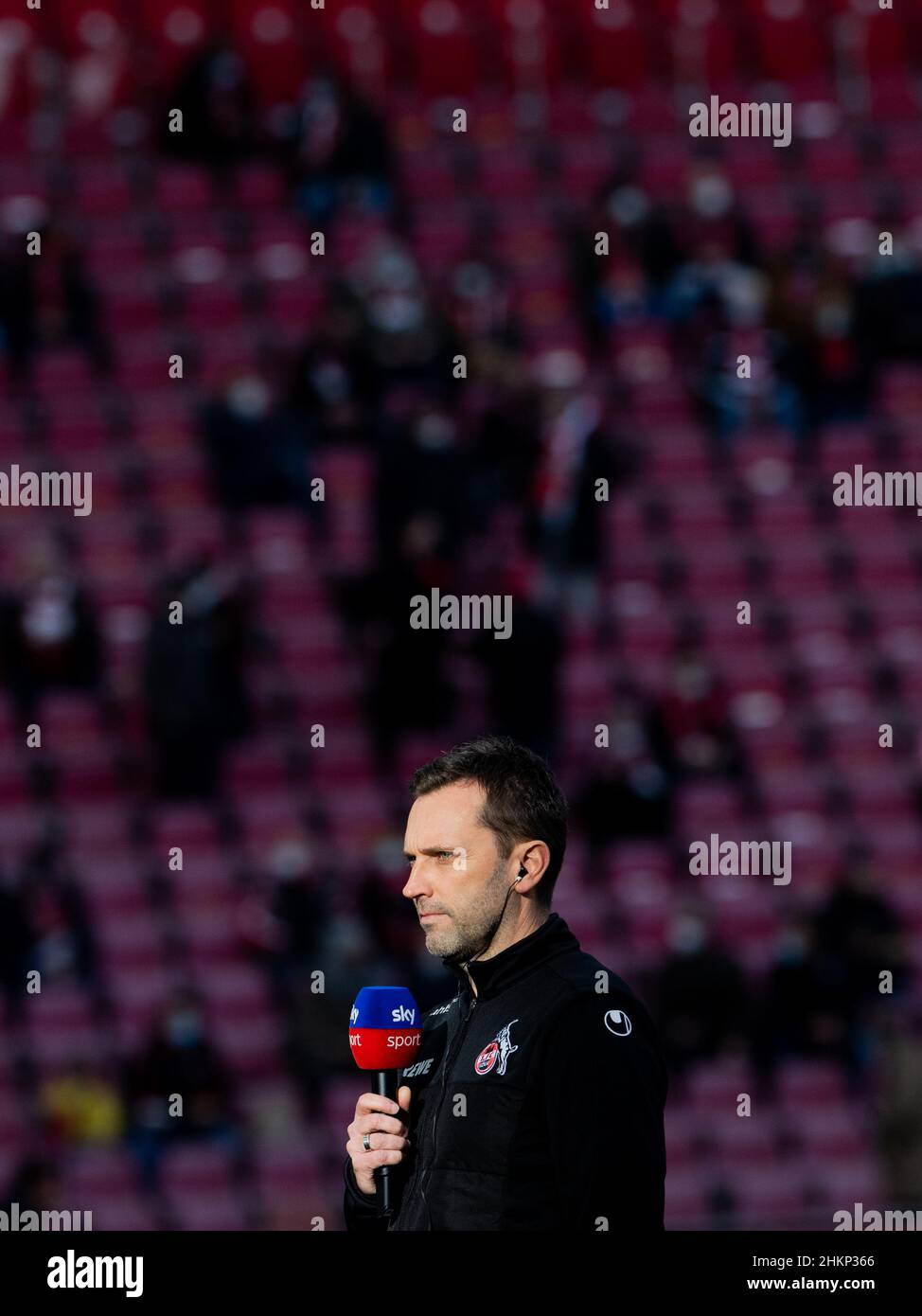 Colonia, Germania. 05th Feb 2022. Calcio: Bundesliga, 1. FC Köln - SC Freiburg, Matchday 21, RheinEnergieStadion: L'allenatore di Colonia Andre Pawlak prima della partita. Si trova in piedi per il capo allenatore, che è malato con Corona. Credit: Rolf Vennenbernd/dpa - NOTA IMPORTANTE: In conformità con i requisiti della DFL Deutsche Fußball Liga e della DFB Deutscher Fußball-Bund, è vietato utilizzare o utilizzare fotografie scattate nello stadio e/o della partita sotto forma di immagini di sequenza e/o serie di foto video-simili./dpa/Alamy Live News Foto Stock