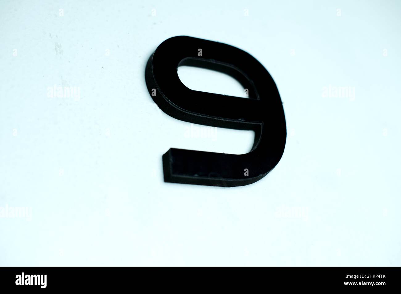Numero nove in nero su sfondo blu chiaro Foto Stock