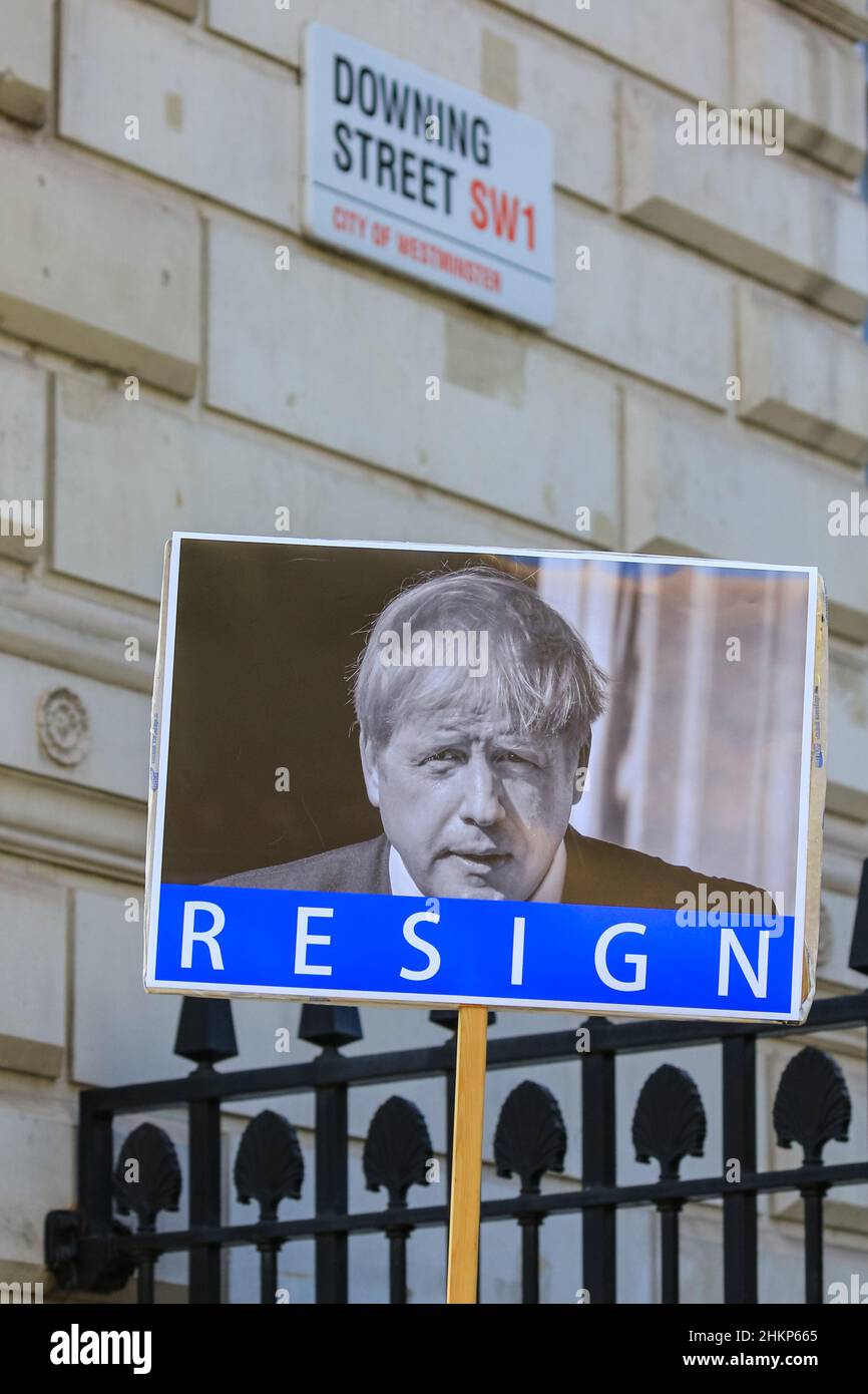 Londra, Regno Unito. 5th Feb 2021. Un rassegnamento Boris protester a Downing Street. I manifestanti e gli oratori sono riuniti in Piazza del Parlamento per il raduno "No alle elezioni”, organizzato da Make Votes Matter, per sostenere la rappresentanza proporzionale in Parlamento. I relatori del partito trasversale sono Uniti da attivisti dei sindacati, fanno i voti la materia, i gruppi pro europei, pro democrazia e 'rassegnano le dimissioni Boris Johnson' manifestanti. Credit: Imagplotter/Alamy Live News Foto Stock