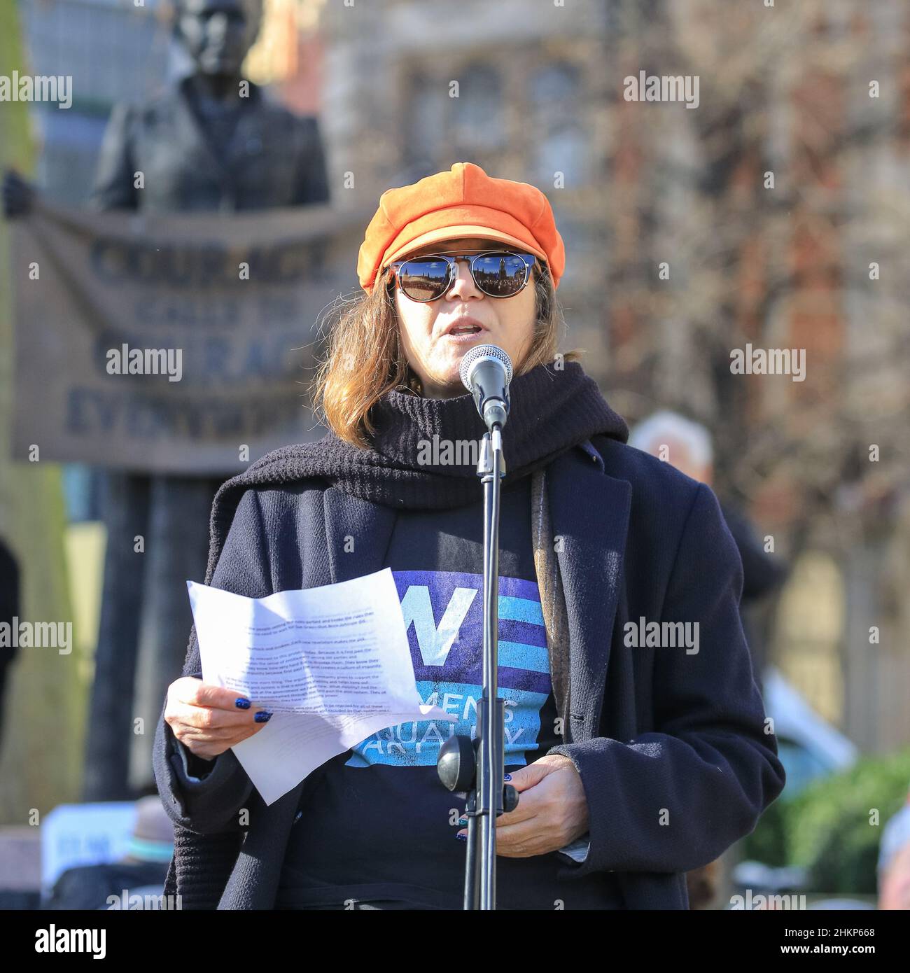 Londra, Regno Unito. 5th Feb 2021. Mandu Reid, leader del Partito per l'uguaglianza delle donne. I manifestanti e gli oratori sono riuniti in Piazza del Parlamento per il raduno "No alle elezioni”, organizzato da Make Votes Matter, per sostenere la rappresentanza proporzionale in Parlamento. I relatori del partito trasversale sono Uniti da attivisti dei sindacati, fanno i voti la materia, i gruppi pro europei, pro democrazia e 'rassegnano le dimissioni Boris Johnson' manifestanti. Credit: Imagplotter/Alamy Live News Foto Stock