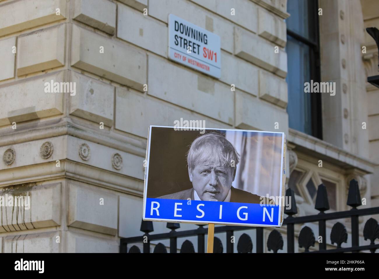 Londra, Regno Unito. 5th Feb 2021. Un rassegnamento Boris protester a Downing Street. I manifestanti e gli oratori sono riuniti in Piazza del Parlamento per il raduno "No alle elezioni”, organizzato da Make Votes Matter, per sostenere la rappresentanza proporzionale in Parlamento. I relatori del partito trasversale sono Uniti da attivisti dei sindacati, fanno i voti la materia, i gruppi pro europei, pro democrazia e 'rassegnano le dimissioni Boris Johnson' manifestanti. Credit: Imagplotter/Alamy Live News Foto Stock