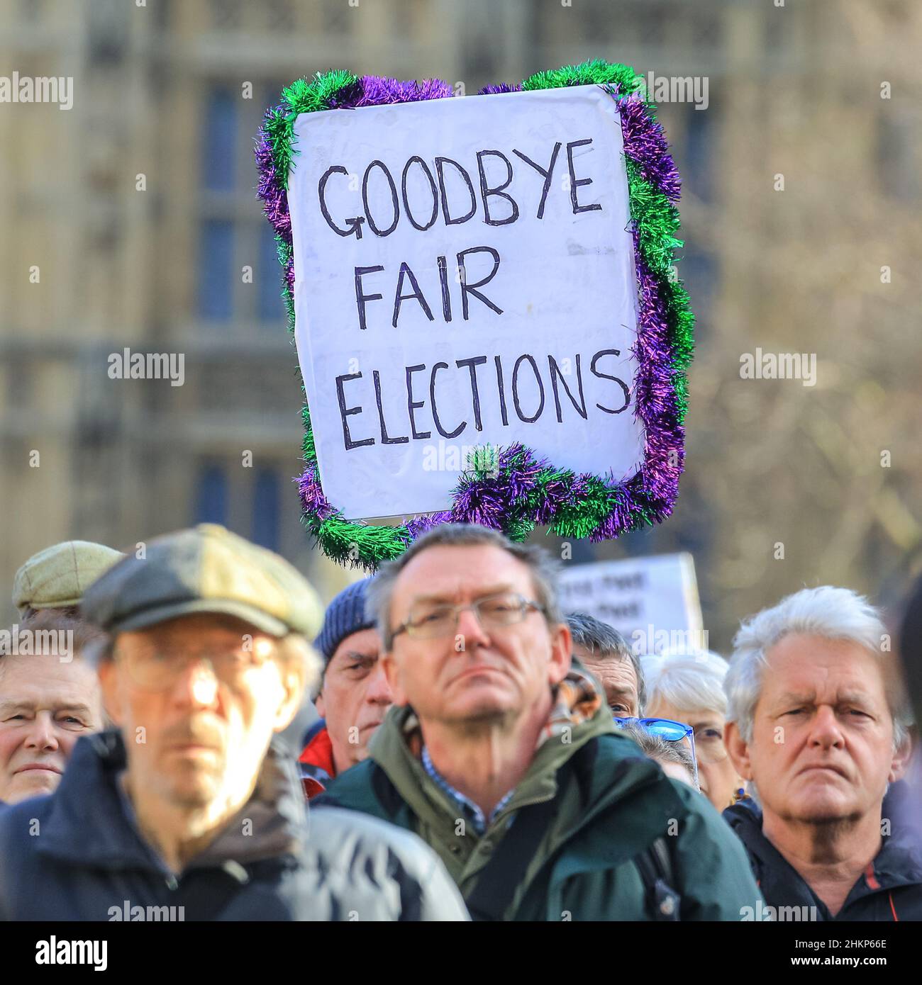 Londra, Regno Unito. 5th Feb 2021. I manifestanti e gli oratori sono riuniti in Piazza del Parlamento per il raduno "No alle elezioni”, organizzato da Make Votes Matter, per sostenere la rappresentanza proporzionale in Parlamento. I relatori del partito trasversale sono Uniti da attivisti dei sindacati, fanno i voti la materia, i gruppi pro europei, pro democrazia e 'rassegnano le dimissioni Boris Johnson' manifestanti. Credit: Imagplotter/Alamy Live News Foto Stock