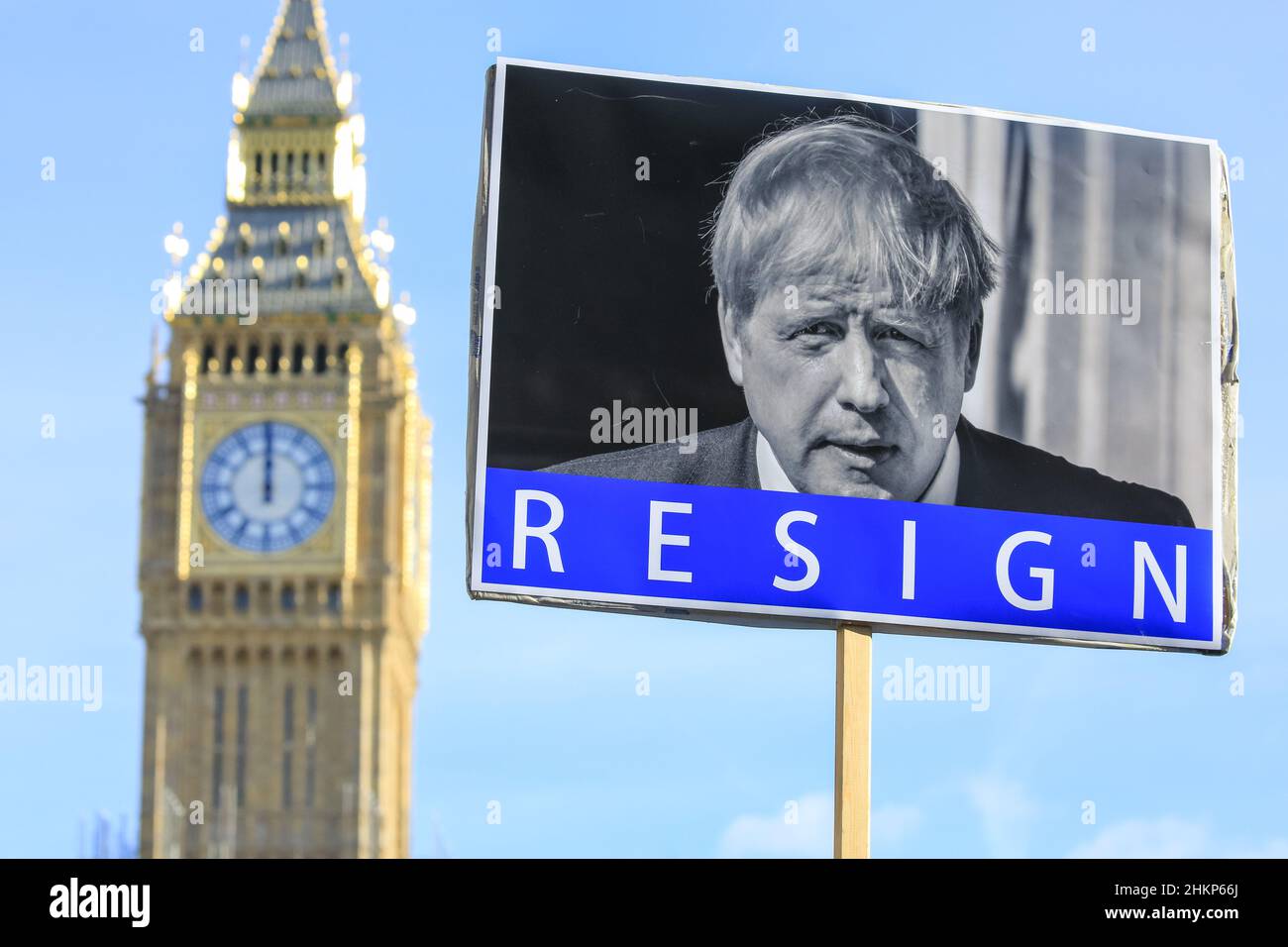 Londra, Regno Unito. 5th Feb 2021. I manifestanti e gli oratori sono riuniti in Piazza del Parlamento per il raduno "No alle elezioni”, organizzato da Make Votes Matter, per sostenere la rappresentanza proporzionale in Parlamento. I relatori del partito trasversale sono Uniti da attivisti dei sindacati, fanno i voti la materia, i gruppi pro europei, pro democrazia e 'rassegnano le dimissioni Boris Johnson' manifestanti. Credit: Imagplotter/Alamy Live News Foto Stock