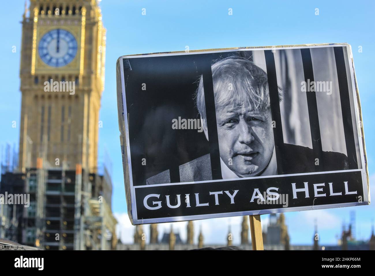 Londra, Regno Unito. 5th Feb 2021. I manifestanti e gli oratori sono riuniti in Piazza del Parlamento per il raduno "No alle elezioni”, organizzato da Make Votes Matter, per sostenere la rappresentanza proporzionale in Parlamento. I relatori del partito trasversale sono Uniti da attivisti dei sindacati, fanno i voti la materia, i gruppi pro europei, pro democrazia e 'rassegnano le dimissioni Boris Johnson' manifestanti. Credit: Imagplotter/Alamy Live News Foto Stock
