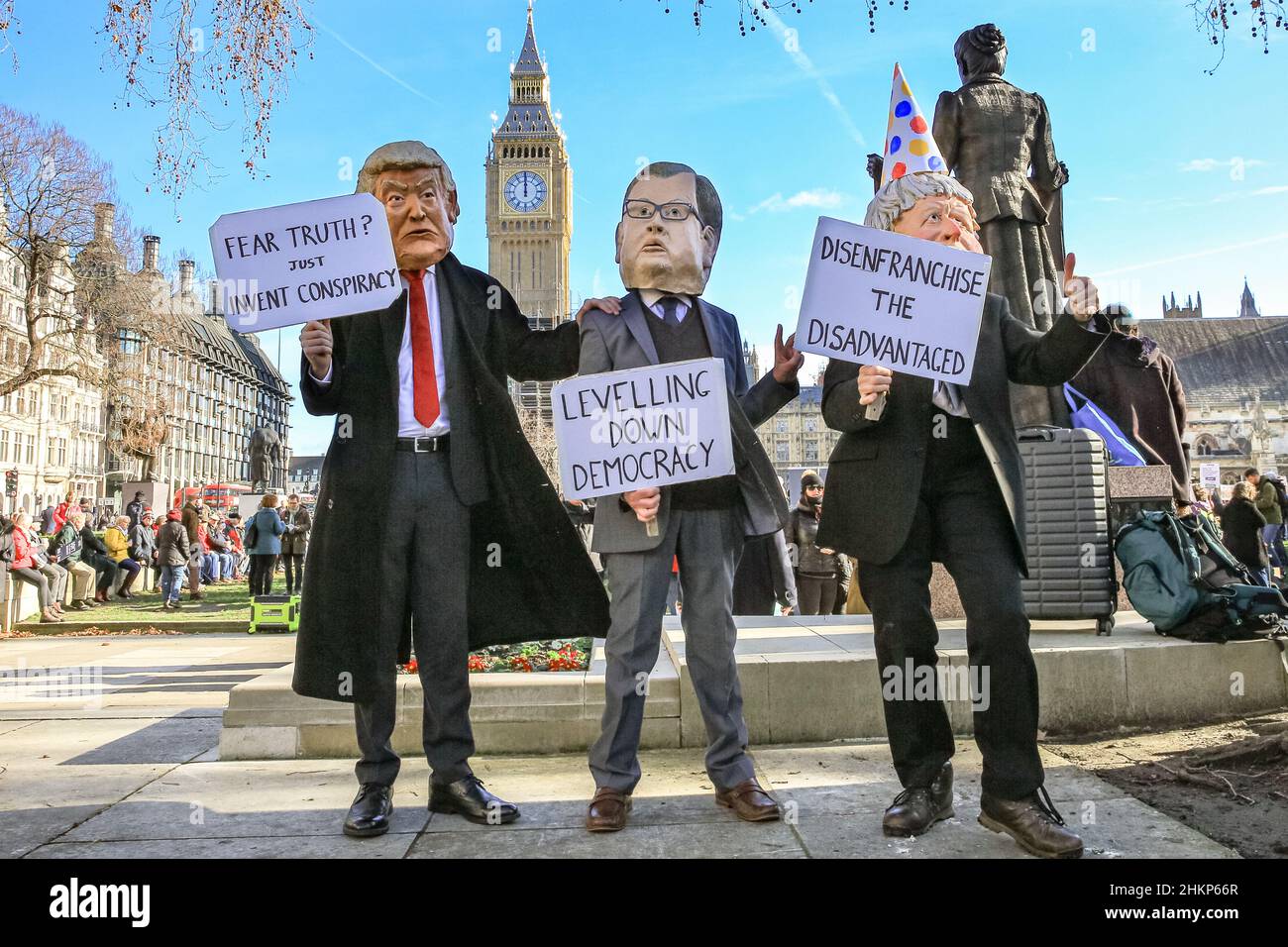 Londra, Regno Unito. 5th Feb 2021. I manifestanti e gli oratori sono riuniti in Piazza del Parlamento per il raduno "No alle elezioni”, organizzato da Make Votes Matter, per sostenere la rappresentanza proporzionale in Parlamento. I relatori del partito trasversale sono Uniti da attivisti dei sindacati, fanno i voti la materia, i gruppi pro europei, pro democrazia e 'rassegnano le dimissioni Boris Johnson' manifestanti. Credit: Imagplotter/Alamy Live News Foto Stock