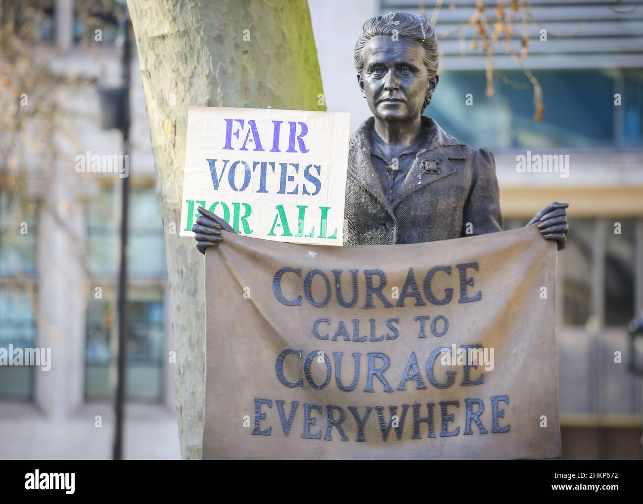 Londra, Regno Unito. 5th Feb 2021. I manifestanti e gli oratori sono riuniti in Piazza del Parlamento per il raduno "No alle elezioni”, organizzato da Make Votes Matter, per sostenere la rappresentanza proporzionale in Parlamento. I relatori del partito trasversale sono Uniti da attivisti dei sindacati, fanno i voti la materia, i gruppi pro europei, pro democrazia e 'rassegnano le dimissioni Boris Johnson' manifestanti. Credit: Imagplotter/Alamy Live News Foto Stock