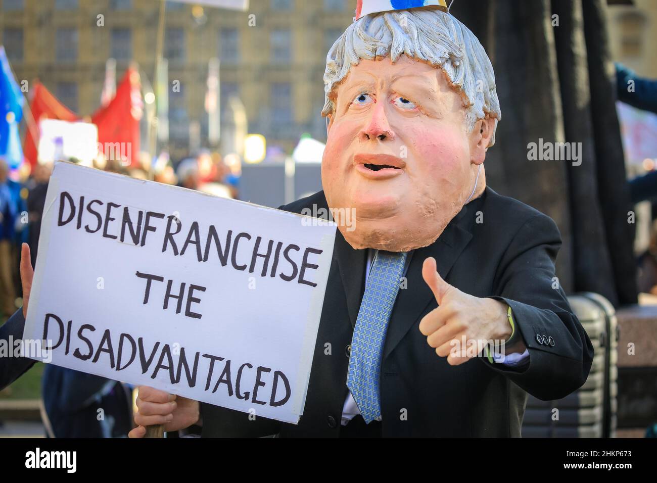 Londra, Regno Unito. 5th Feb 2021. I manifestanti e gli oratori sono riuniti in Piazza del Parlamento per il raduno "No alle elezioni”, organizzato da Make Votes Matter, per sostenere la rappresentanza proporzionale in Parlamento. I relatori del partito trasversale sono Uniti da attivisti dei sindacati, fanno i voti la materia, i gruppi pro europei, pro democrazia e 'rassegnano le dimissioni Boris Johnson' manifestanti. Credit: Imagplotter/Alamy Live News Foto Stock