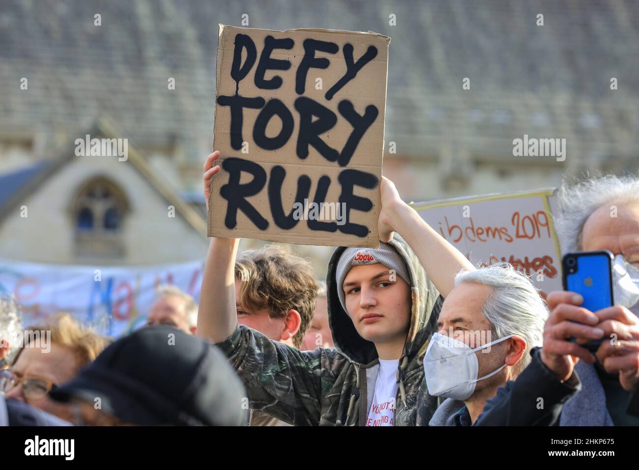 Londra, Regno Unito. 5th Feb 2021. I manifestanti e gli oratori sono riuniti in Piazza del Parlamento per il raduno "No alle elezioni”, organizzato da Make Votes Matter, per sostenere la rappresentanza proporzionale in Parlamento. I relatori del partito trasversale sono Uniti da attivisti dei sindacati, fanno i voti la materia, i gruppi pro europei, pro democrazia e 'rassegnano le dimissioni Boris Johnson' manifestanti. Credit: Imagplotter/Alamy Live News Foto Stock