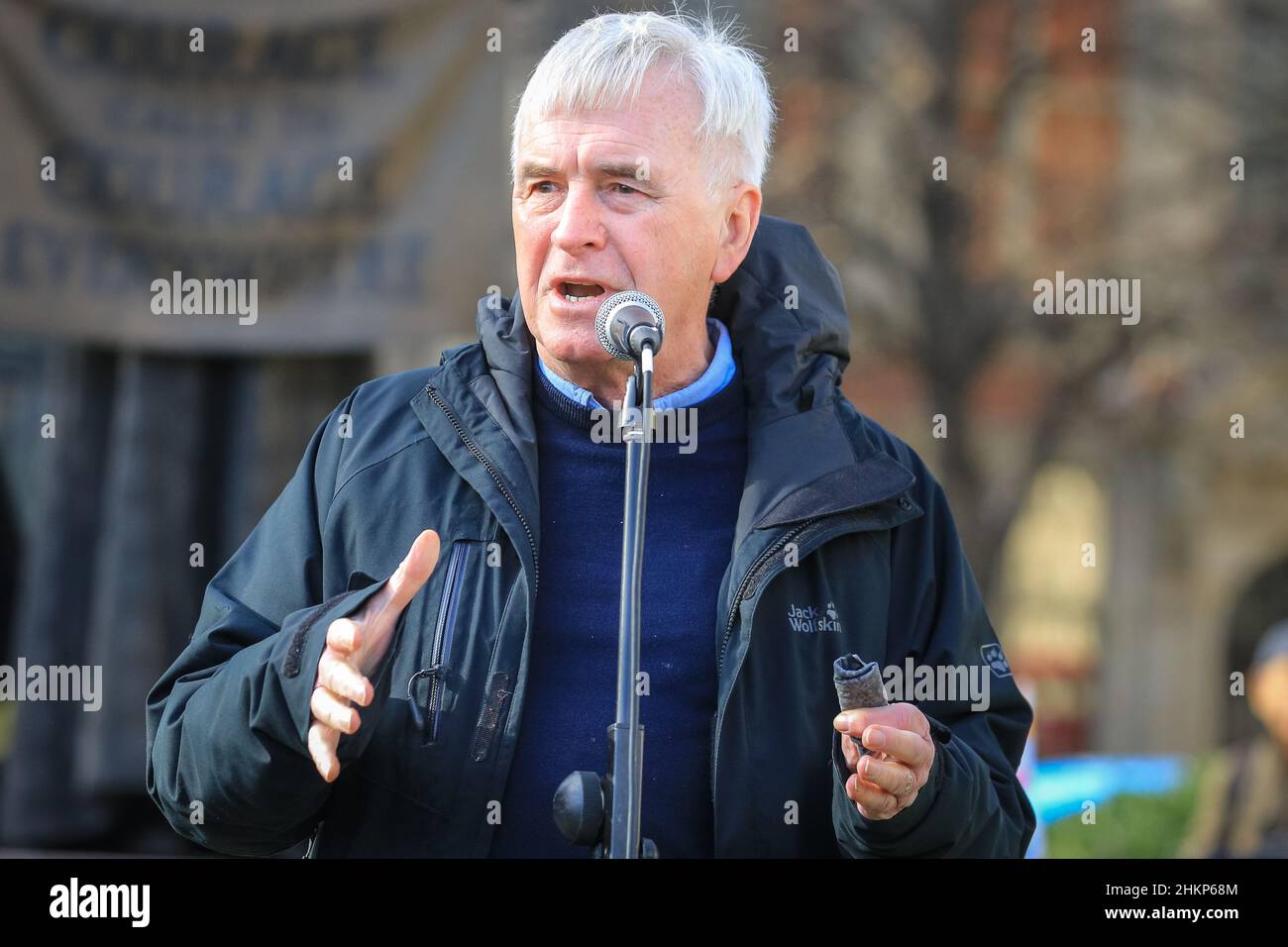 Londra, Regno Unito. 5th Feb 2021. John Mc Donnell, MP, ex vice leader del partito laburista. I manifestanti e gli oratori sono riuniti in Piazza del Parlamento per il raduno "No alle elezioni”, organizzato da Make Votes Matter, per sostenere la rappresentanza proporzionale in Parlamento. I relatori del partito trasversale sono Uniti da attivisti dei sindacati, fanno i voti la materia, i gruppi pro europei, pro democrazia e 'rassegnano le dimissioni Boris Johnson' manifestanti. Credit: Imagplotter/Alamy Live News Foto Stock