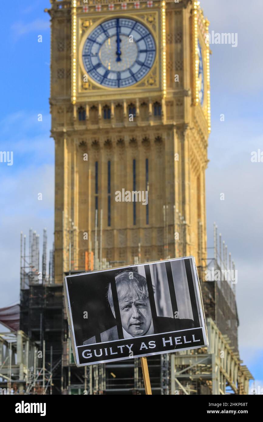 Londra, Regno Unito. 5th Feb 2021. I manifestanti e gli oratori sono riuniti in Piazza del Parlamento per il raduno "No alle elezioni”, organizzato da Make Votes Matter, per sostenere la rappresentanza proporzionale in Parlamento. I relatori del partito trasversale sono Uniti da attivisti dei sindacati, fanno i voti la materia, i gruppi pro europei, pro democrazia e 'rassegnano le dimissioni Boris Johnson' manifestanti. Credit: Imagplotter/Alamy Live News Foto Stock