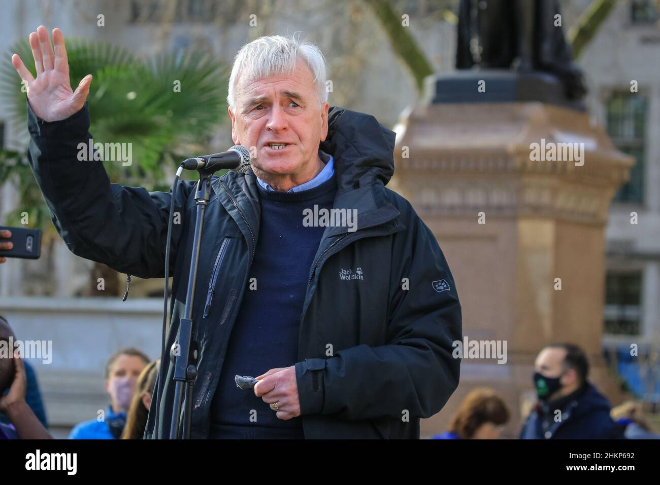 Londra, Regno Unito. 5th Feb 2021. John Mc Donnell, MP, ex vice leader del partito laburista. I manifestanti e gli oratori sono riuniti in Piazza del Parlamento per il raduno "No alle elezioni”, organizzato da Make Votes Matter, per sostenere la rappresentanza proporzionale in Parlamento. I relatori del partito trasversale sono Uniti da attivisti dei sindacati, fanno i voti la materia, i gruppi pro europei, pro democrazia e 'rassegnano le dimissioni Boris Johnson' manifestanti. Credit: Imagplotter/Alamy Live News Foto Stock