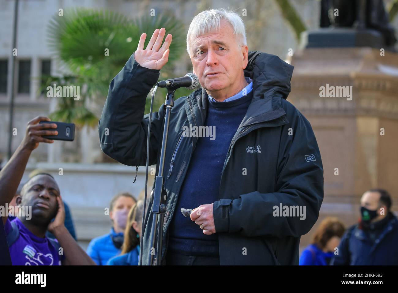 Londra, Regno Unito. 5th Feb 2021. John Mc Donnell, MP, ex vice leader del partito laburista. I manifestanti e gli oratori sono riuniti in Piazza del Parlamento per il raduno "No alle elezioni”, organizzato da Make Votes Matter, per sostenere la rappresentanza proporzionale in Parlamento. I relatori del partito trasversale sono Uniti da attivisti dei sindacati, fanno i voti la materia, i gruppi pro europei, pro democrazia e 'rassegnano le dimissioni Boris Johnson' manifestanti. Credit: Imagplotter/Alamy Live News Foto Stock