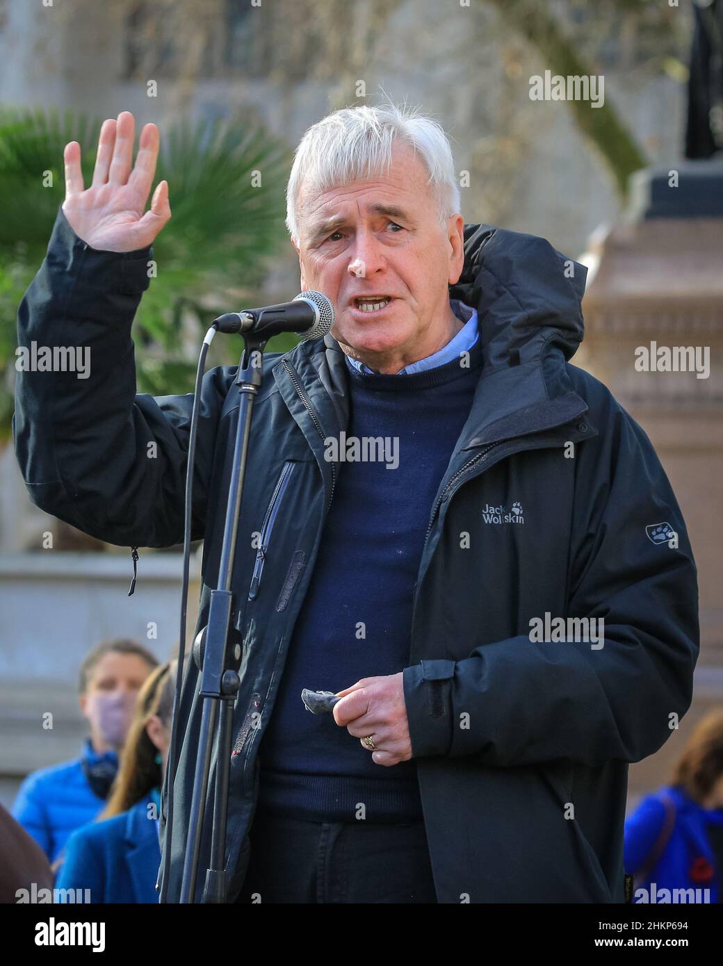 Londra, Regno Unito. 5th Feb 2021. John Mc Donnell, MP, ex vice leader del partito laburista. I manifestanti e gli oratori sono riuniti in Piazza del Parlamento per il raduno "No alle elezioni”, organizzato da Make Votes Matter, per sostenere la rappresentanza proporzionale in Parlamento. I relatori del partito trasversale sono Uniti da attivisti dei sindacati, fanno i voti la materia, i gruppi pro europei, pro democrazia e 'rassegnano le dimissioni Boris Johnson' manifestanti. Credit: Imagplotter/Alamy Live News Foto Stock
