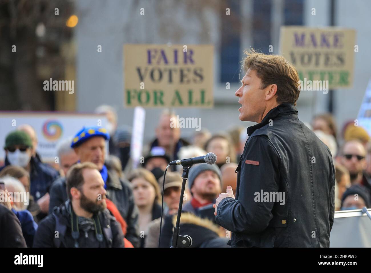 Londra, Regno Unito. 5th Feb 2021. Richard Tice, leader 'Reform UK', parla alla folla. I manifestanti e gli oratori sono riuniti in Piazza del Parlamento per il raduno "No alle elezioni”, organizzato da Make Votes Matter, per sostenere la rappresentanza proporzionale in Parlamento. I relatori del partito trasversale sono Uniti da attivisti dei sindacati, fanno i voti la materia, i gruppi pro europei, pro democrazia e 'rassegnano le dimissioni Boris Johnson' manifestanti. Credit: Imagplotter/Alamy Live News Foto Stock