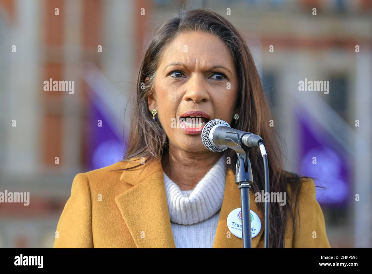 Londra, Regno Unito. 5th Feb 2021. Gina Miller, attivista e leader della campagna 'vero e giusto'. I manifestanti e gli oratori sono riuniti in Piazza del Parlamento per il raduno "No alle elezioni”, organizzato da Make Votes Matter, per sostenere la rappresentanza proporzionale in Parlamento. I relatori del partito trasversale sono Uniti da attivisti dei sindacati, fanno i voti la materia, i gruppi pro europei, pro democrazia e 'rassegnano le dimissioni Boris Johnson' manifestanti. Credit: Imagplotter/Alamy Live News Foto Stock