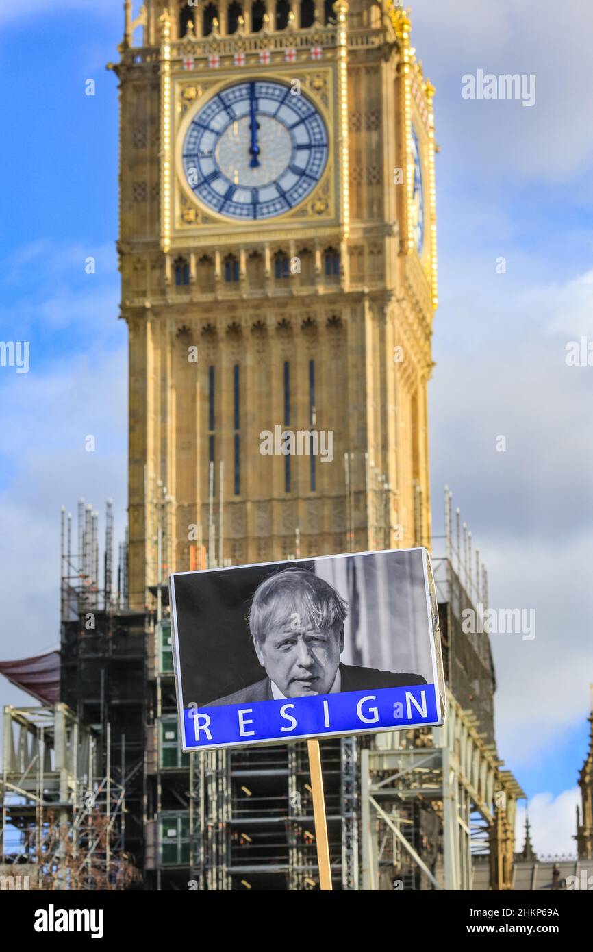 Londra, Regno Unito. 5th Feb 2021. I manifestanti e gli oratori sono riuniti in Piazza del Parlamento per il raduno "No alle elezioni”, organizzato da Make Votes Matter, per sostenere la rappresentanza proporzionale in Parlamento. I relatori del partito trasversale sono Uniti da attivisti dei sindacati, fanno i voti la materia, i gruppi pro europei, pro democrazia e 'rassegnano le dimissioni Boris Johnson' manifestanti. Credit: Imagplotter/Alamy Live News Foto Stock