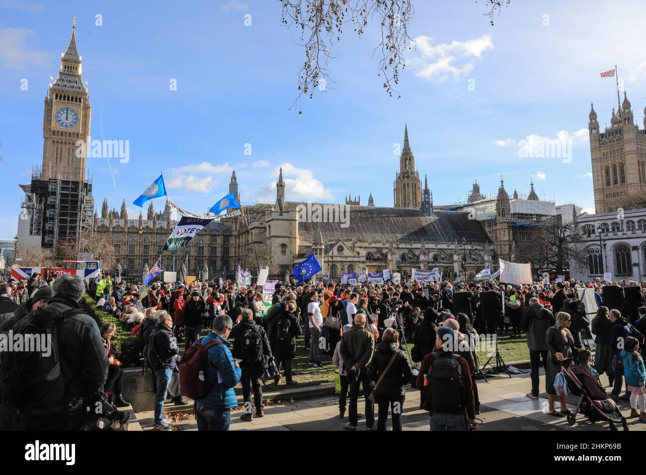 Londra, Regno Unito. 5th Feb 2021. I manifestanti e gli oratori sono riuniti in Piazza del Parlamento per il raduno "No alle elezioni”, organizzato da Make Votes Matter, per sostenere la rappresentanza proporzionale in Parlamento. I relatori del partito trasversale sono Uniti da attivisti dei sindacati, fanno i voti la materia, i gruppi pro europei, pro democrazia e 'rassegnano le dimissioni Boris Johnson' manifestanti. Credit: Imagplotter/Alamy Live News Foto Stock